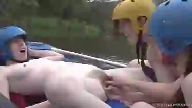 Необычное порно девушек на реке: секс на природе у лезбух